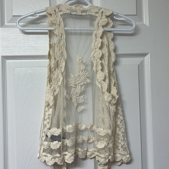 Off-white Lace Vest - Picture 3 of 3
